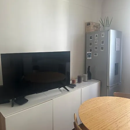 Contemporain Chic Apartment Paris