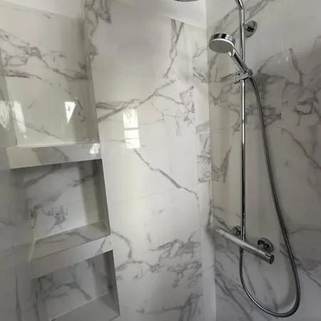 Apartment Contemporain Chic